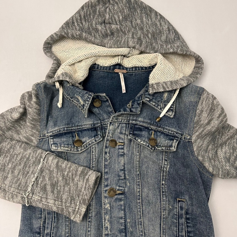 Free People‎ Jean Jacket Womens XS Distressed Denim Hoodie Grey Knit Sleeves